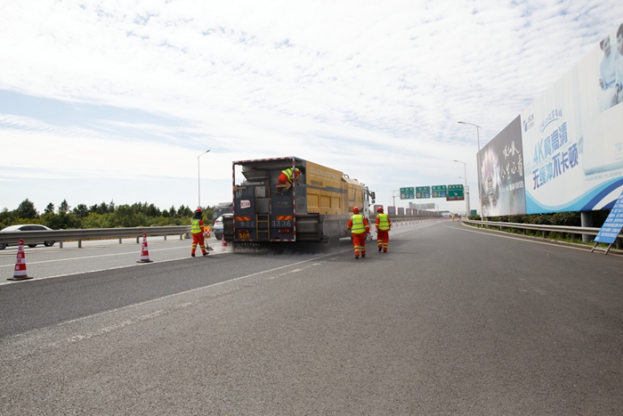 2021年南京繞越高速精細抗滑保護層